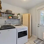 Holiday home East Sweetie Near To Downtown 2 Bed 2 Bath With Fenced Yard 30 Or Days By Skyrun
