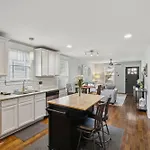 Holiday home East Sweetie Near To Downtown 2 Bed 2 Bath With Fenced Yard 30 Or Days By Skyrun