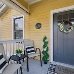 East Sweetie Near To Downtown 2 Bed 2 Bath With Fenced Yard 30 Or Days By Skyrun