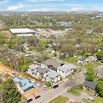 Stylish East Nash Retreat, Walk To Local Favorites, Sleep 10 With Smart Tvs, Workspace & Fast Wifi, Attached Garage & Full Kitchen, Walk To Mas Tacos, Drive 10 Min To Downtown Broadway, 24 Hr Hospitality