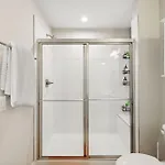 Holiday home Stylish Vibe 2 Bed 2 Bath 30 Or Days By Skyrun *