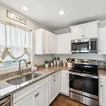 Holiday home Stylish Vibe 2 Bed 2 Bath 30 Or Days By Skyrun *