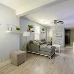 The Little Blue Haus - Two Miles To Broadway Holiday home *