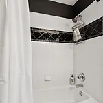 Stunning Belle Meade Mansion With Luxury Amenities And Hot Tub, Great Summer Rates Holiday home Nashville
