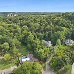 Stunning Belle Meade Mansion With Luxury Amenities And Hot Tub, Great Summer Rates Holiday home