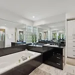 Stunning Belle Meade Mansion With Luxury Amenities And Hot Tub, Great Summer Rates Holiday home *