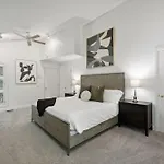 Stunning Belle Meade Mansion With Luxury Amenities And Hot Tub, Great Summer Rates Holiday home