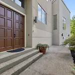 Stunning Belle Meade Mansion With Luxury Amenities And Hot Tub, Great Summer Rates Holiday home Nashville