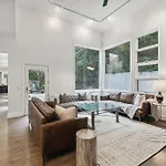 Holiday home Stunning Belle Meade Mansion With Luxury Amenities And Hot Tub, Great Summer Rates Nashville