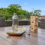 Spacious 3-story Townhome W Rooftop & Views Holiday home