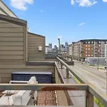 Spacious 3-story Townhome W Rooftop & Views Holiday home *