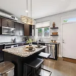 Holiday home Spacious 3-story Townhome W Rooftop & Views