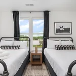 Round-Up - Private Deck/Hot Tub - 7 Mins Broadway