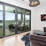 Round-Up - Private Deck/Hot Tub - 7 Mins Broadway