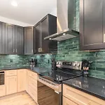 Round-Up - Private Deck/Hot Tub - 7 Mins Broadway