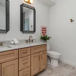 Songbird Social - Hot Tub & Grill - Near Broadway Holiday home