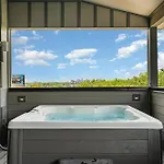 Holiday home Songbird Social - Hot Tub & Grill - Near Broadway