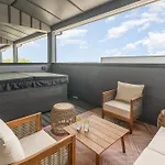 Coastal Cowgirl - Deck & Hot Tub - Near Broadway