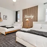 Huckleberry Outlaw-2 Units-Hot Tub-Near Broadway