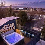 4 Rooftop Decks 4 Hot Tubs Game & Sauna Holiday home