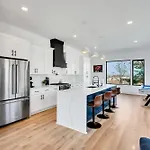 4 Rooftop Decks 4 Hot Tubs Game & Sauna Holiday home Nashville