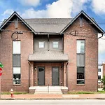 Holiday home Luxury And Spacious With Private Garage And Fire Pit