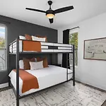 Holiday home 5br Rooftop Retreat 7 Min To Broadway