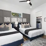 Holiday home 5br Rooftop Retreat 7 Min To Broadway *