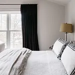 Holiday home Stylish Renovated Craftsman With Pool And Garden Escape