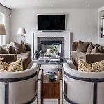 Stylish Renovated Craftsman With Pool And Garden Escape *