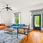 Stunning Close To Downtown And Bdwy Holiday home *