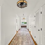 Stunning Close To Downtown And Bdwy *