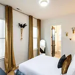 Rooftop Deck Hot Tub Fire Pit Sleeps 10 Holiday home *