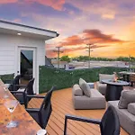 Rooftop Deck Hot Tub Fire Pit Sleeps 10 Holiday home Nashville