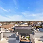 Private Rooftop With Garage Walk To Restaurants Shops And Coffee *