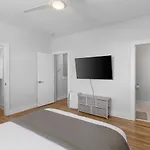 Holiday home Private Rooftop With Garage Walk To Restaurants Shops And Coffee *