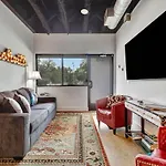 Apartment Modern Music Getaway *
