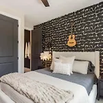 Holiday home Brand New Elegance Rooftop Views Of
