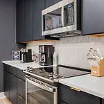 New 2 Luxe Penthouses With Balcony And Views Apartment *