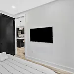 New 2 Luxe Penthouses With Balcony And Views Apartment *