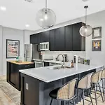 New 2 Luxe Penthouses With Balcony And Views *