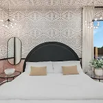 New Ph Stay With Rooftop Lounge And Close To Broadway