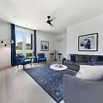The Iris - Walk To Dining And Nightlife Rooftop! Holiday home *