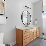 The Camellia - Rooftop Patio & Dog Friendly!