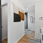Holiday home Cozy House In Trendy East With A Patio And Grill