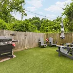 Holiday home Cozy House In Trendy East With A Patio And Grill