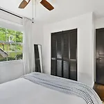 Holiday home Cozy House In Trendy East With A Patio And Grill *