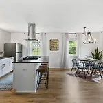Cozy House In Trendy East With A Patio And Grill *