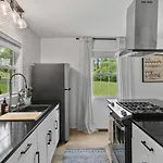 Cozy House In Trendy East With A Patio And Grill Holiday home *