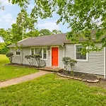 Cozy House In Trendy East With A Patio And Grill